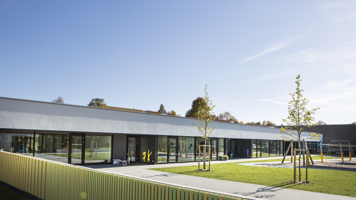 Blick vom Außengelände auf das Gebäude.