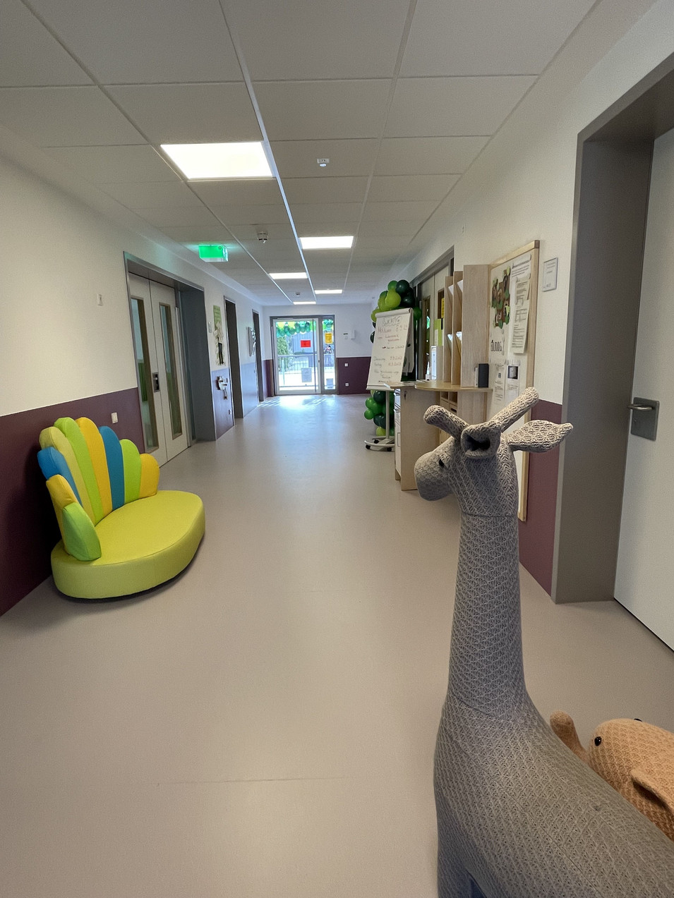 Blick durch den Flur auf das Außengelände