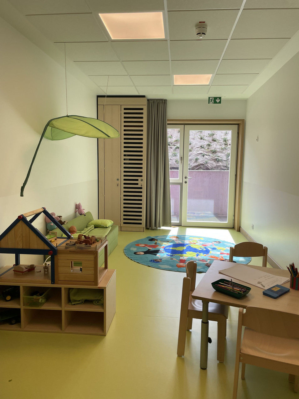 Blick von einem Gruppenraum nach draußen