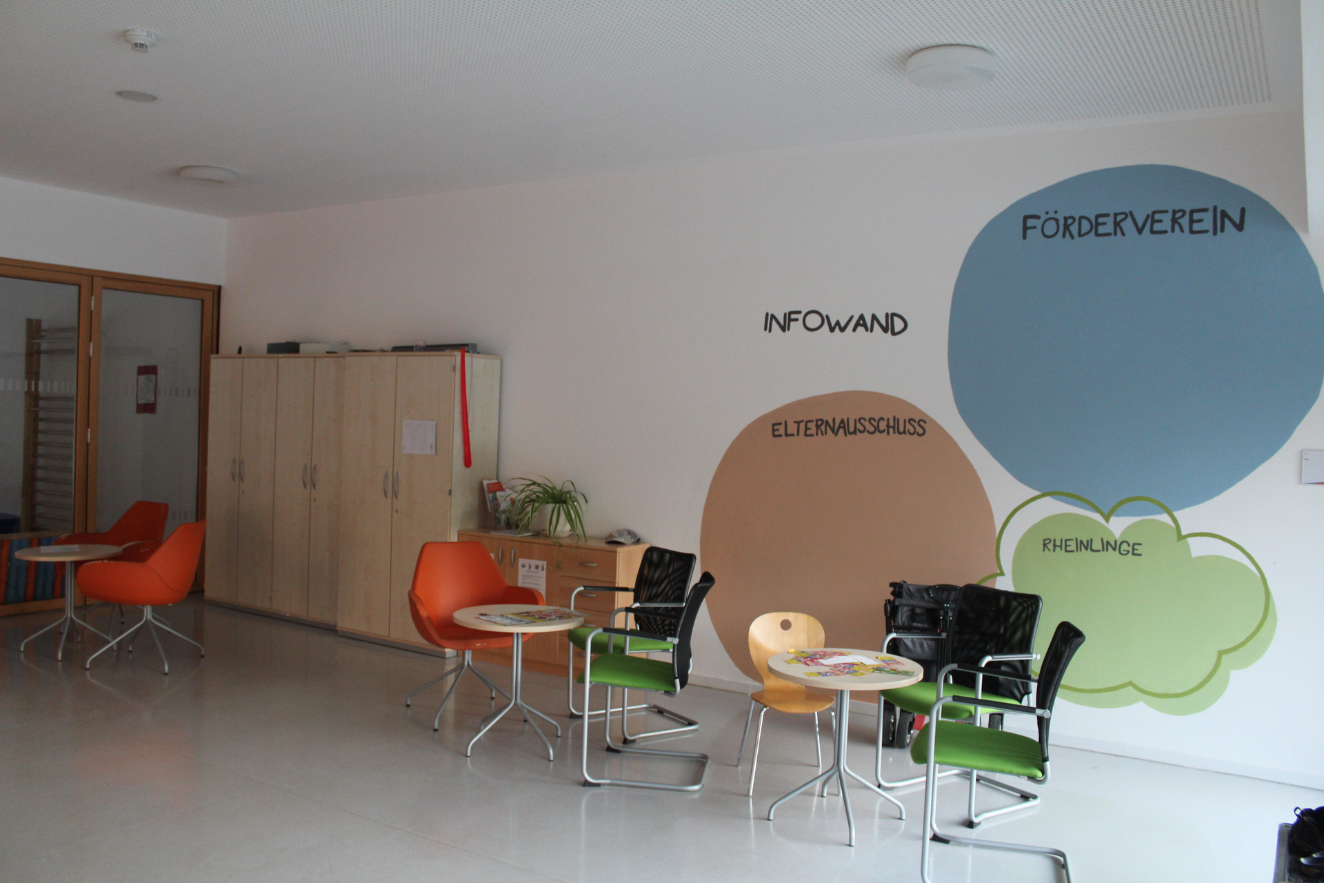 Elternecke mit Stühlen und Tischen