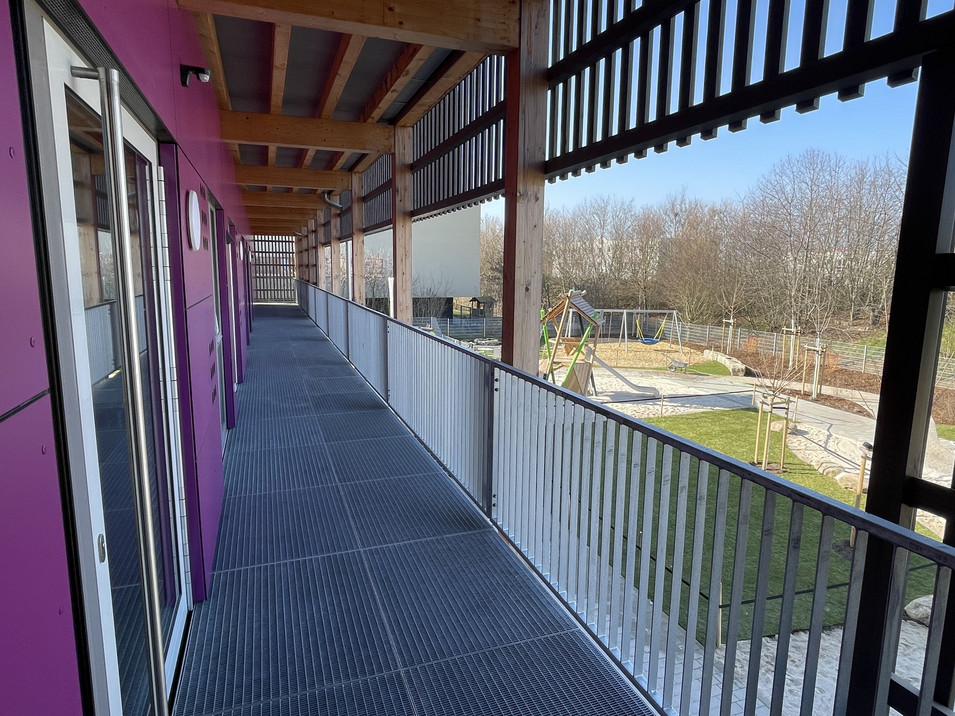 Foto vom Balkon des 1. OG auf das Außengelände