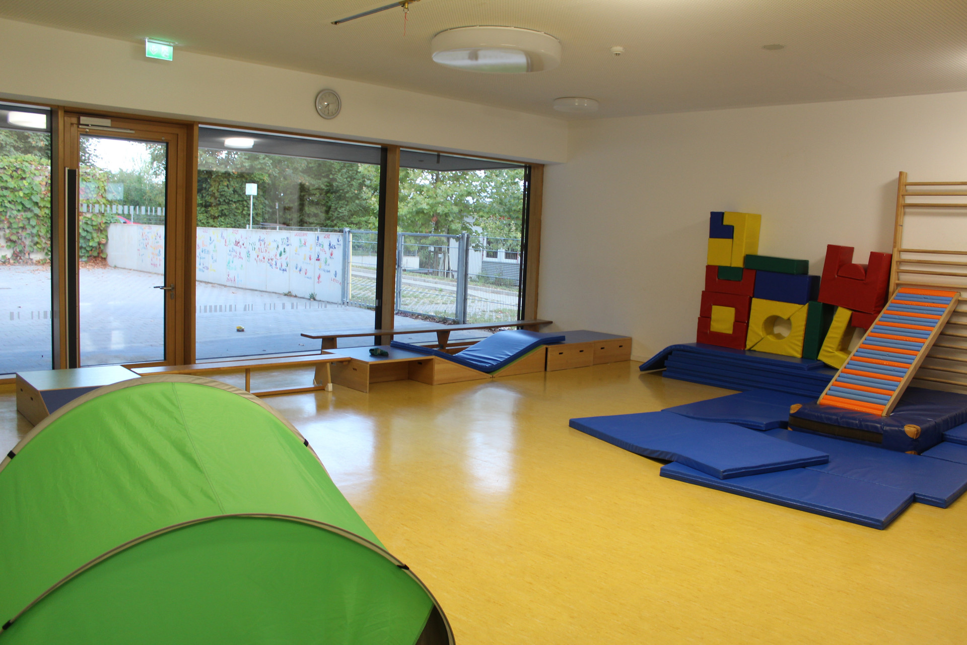 Turnhalle mit Klettermöglichkeiten und Spielmöglichkeiten mit Blick auf das Außengelände