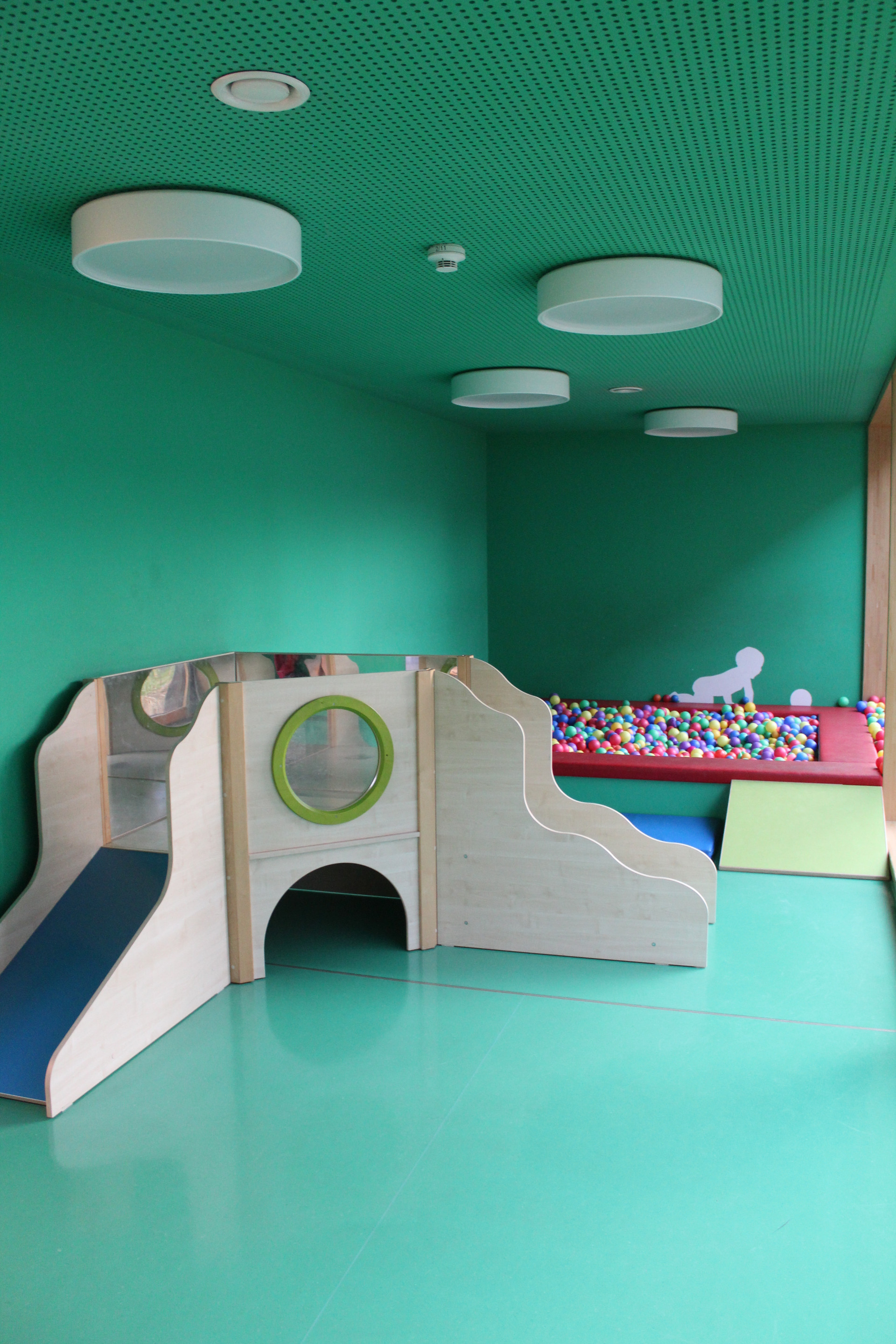 Turnhalle mit Klettermöglichkeit und Bällebad