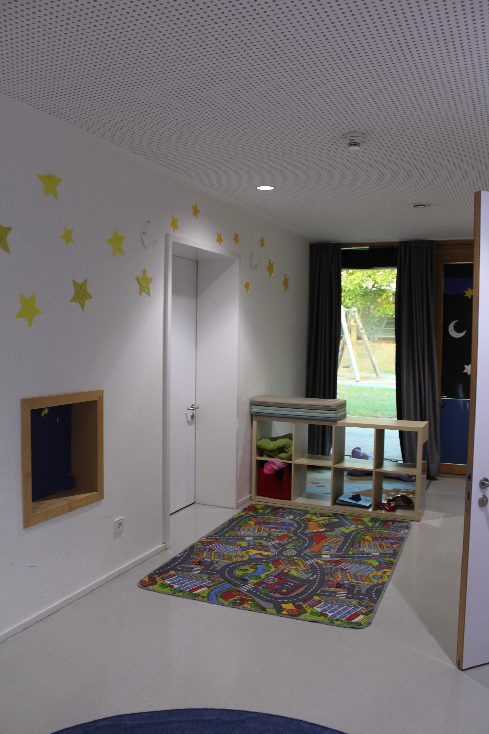 Gruppenraum mit Blick nach draußen