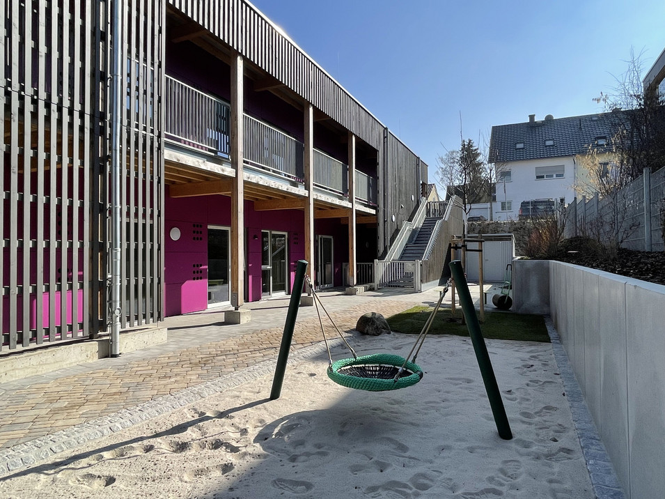 Blick vom Sandkasten auf das Gebäude