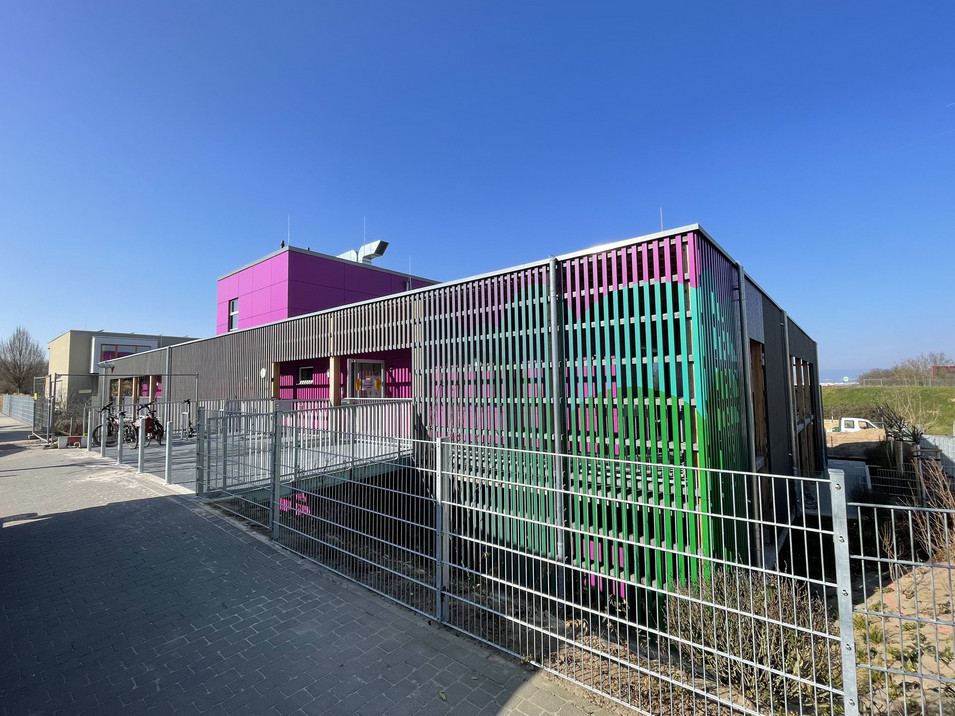 Blick von der Straßenseite auf das Gebäude