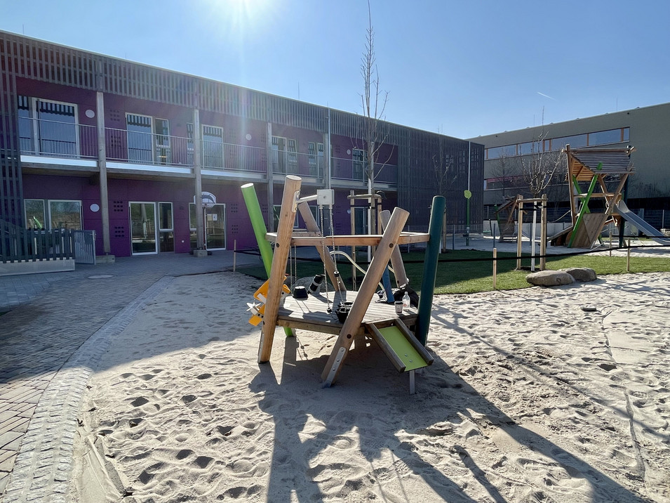 Blick vom Spielplatz auf das Gebäude