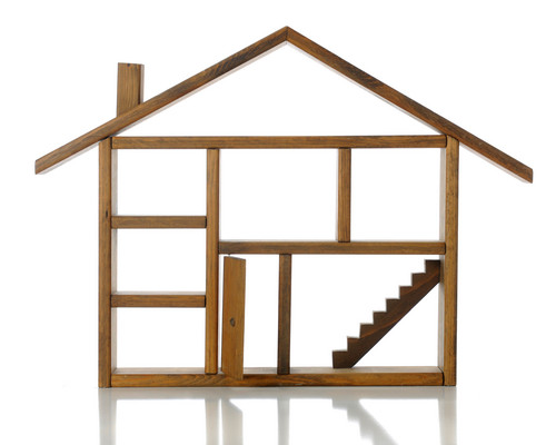 Leeres Spielzeughaus aus Holz.