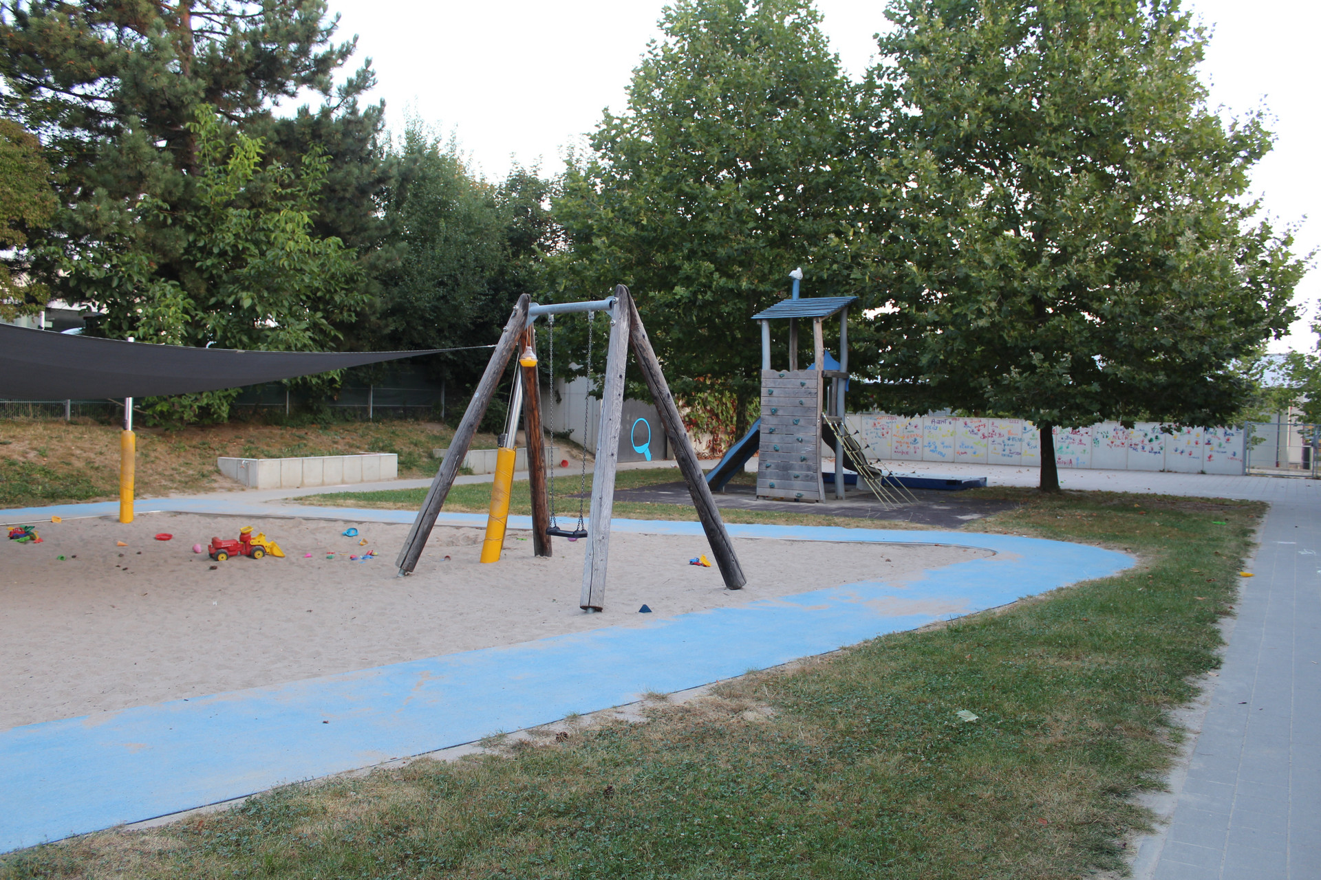 Außengelände mit Sandkasten, Klettermöglichkeit und Schaukel